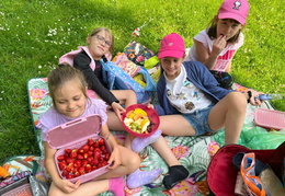 2025.06.02 Dzień Dziecka w klasie 1a i 1b - pokazuje zdjęcia w głównym katalogu albumu 2025.06.02 Dzień Dziecka w klasie 1a i 1b