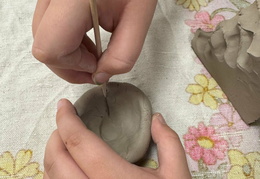 2025.12.29 Warsztaty ceramiczne w klasie II B – ozdoby choinkowe 